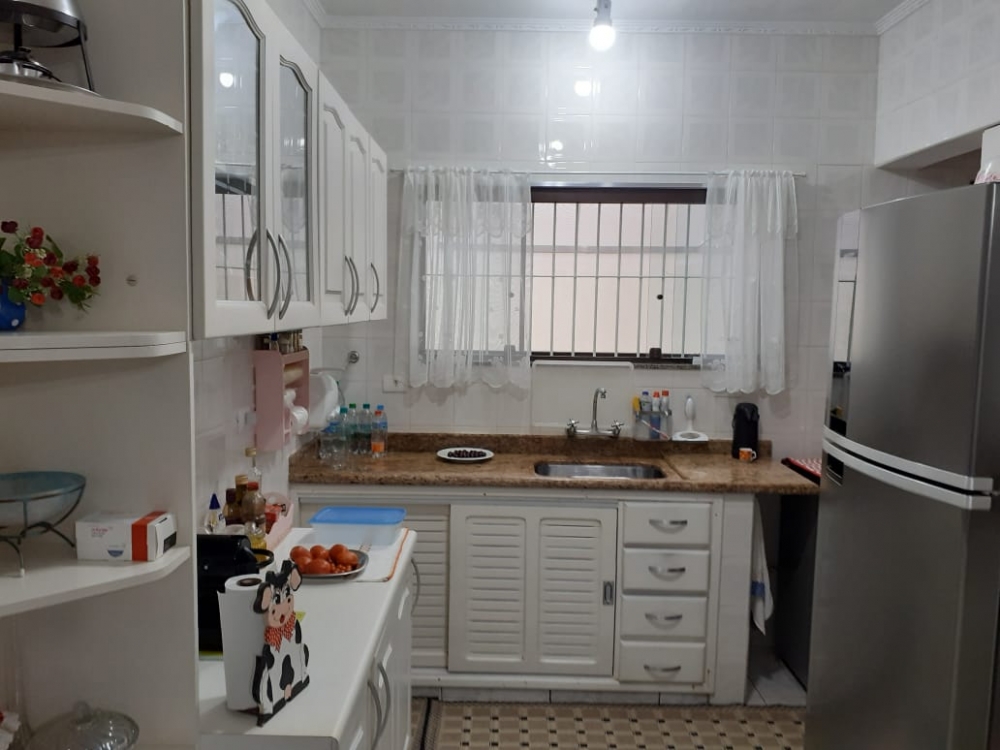 CASA COM 04 DORMITÓRIOS, SENDO